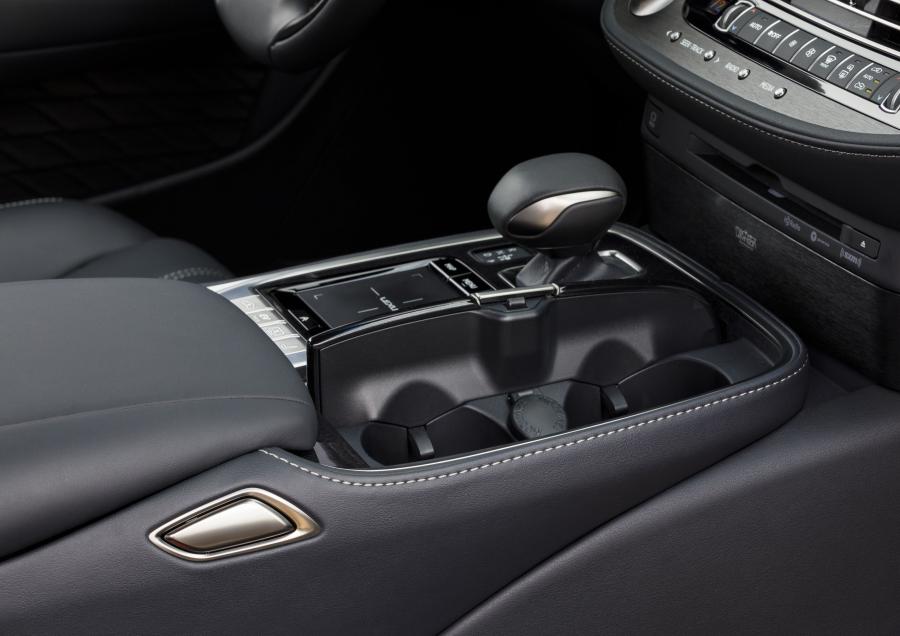 Детали интерьера Lexus LS500h AWD 2017 года  (NA) (фото 93 из 96)